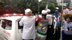 Massa sempat emosi dan memukuli pelaku. Namun, polisi segera mengamankan pelaku dan membawanya ke Polsek Gambir.