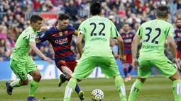 Bintang Barcelona, Lionel Messi, berusaha melepaskan tendangan ke gawang Getafe. Kemenangan ini kian membuat memperkokoh posisi Barcelona di puncak klasemen. (Reuters/Albert Gea)
