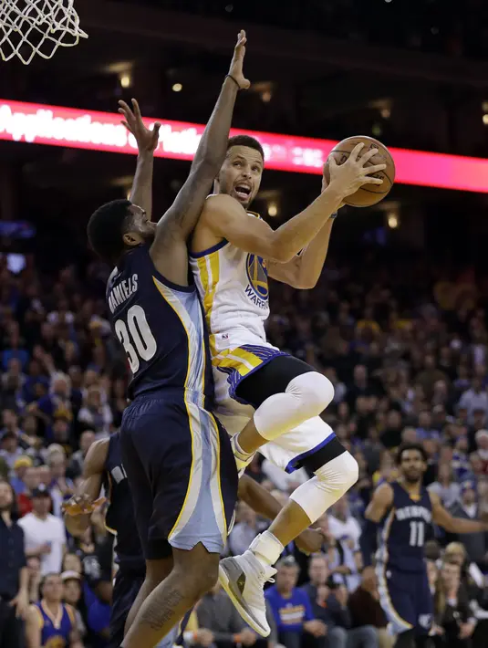 Stephen Curry (kanan) mencoba melakukan tembakan saat dihadang pemain Memphis Grizzlies, Daniels (kiri) pada laga NBA di Oracle Arena, Oakland, (6/1/2017). Warriors kalah 119-128.  (AP/Marcio Jose Sanchez)
