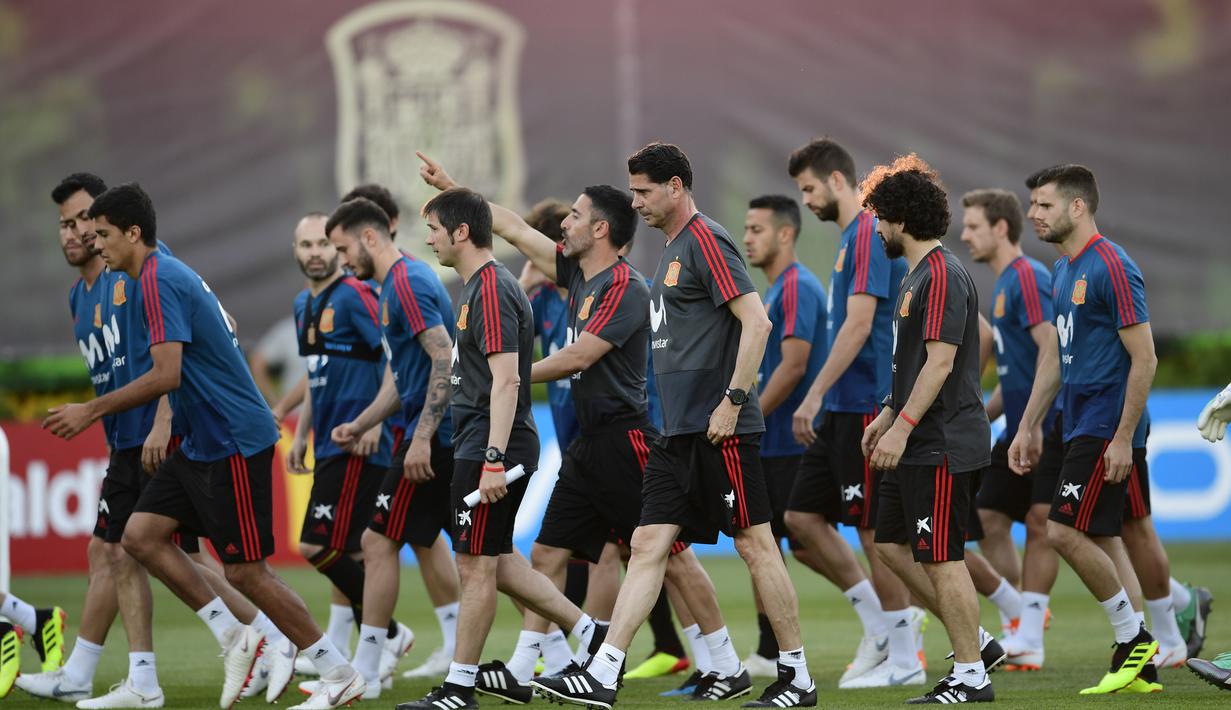 Pelatih baru Spanyol, Fernando Hierro, berjalan saat latihan perdananya di Krasnodar Academy, Krasnodar, Selasa (13/6/2018). Legenda Real Madrid ini ditunjuk menggantikan Julen Lopetegui. (AFP/Pierre-Philippe Marcou)