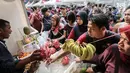 Warga membeli buah-buahan murah pada acara Family Day Artha Graha Peduli (AGP) di Pasar Akhir Pekan SCBD, Jakarta, Minggu (25/11). Acara ini diawali dengan fun walk dan fun run yang diikuti 5000 peserta. (Liputan6.com/Fery Pradolo)