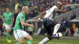 Paul Pogba (kanan) menjadi salah satu andalan untuk membongkar pertahanan lawan Saint-Etienne pada leg kedua babak 32 besar Liga Europa di Geoffroy Guichard stadium, Saint-Etienne, (22/2/2017).  MU menang 1-0. (AP/Laurent Cipria