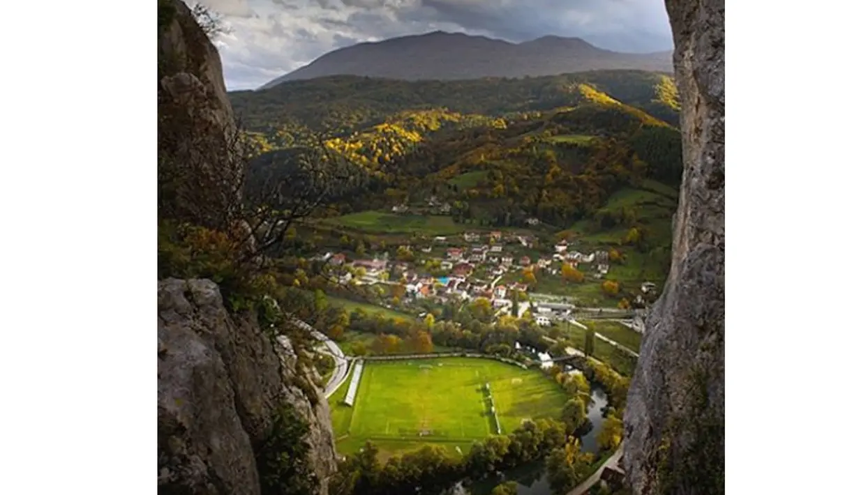 Lapangan Sepak Bola di Kljuc, Bosnia-Herzegovina dekat pegunungan dan pemandangan alam yang indah. (Photo/Instagram)