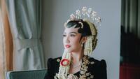 6 Potret Kebaya Jawa Beludru Luna Shabrina di Hari Pernikahan, Anggun dan Mewah