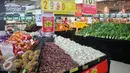 Petugas saat merapihkan sayuran di sebuah supermarket di Jakarta, Jumat (19/6/2015). Berbagai jenis sayuran antara lain seperti cabai merah, kacang panjang, timun, bawang merah, mengalami kenaikan di awal bulan puasa. (Liputan6.com/Faizal Fanani)