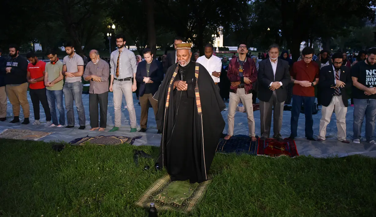 Sejumlah umat muslim melakukan salat berjemaah sebelum berbuka puasa Ramadan di Lafayette Square, Washington DC (6/6). (AFP/Mandel Ngan)