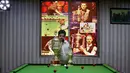 Mohammad Ikram, yang bermain snooker dengan dagunya, berpose untuk fotografer dengan piala di klub snooker lokal di kota Samundri, Pakistan, Minggu (25/10/2020). (AP Photo/Anjum Naveed)