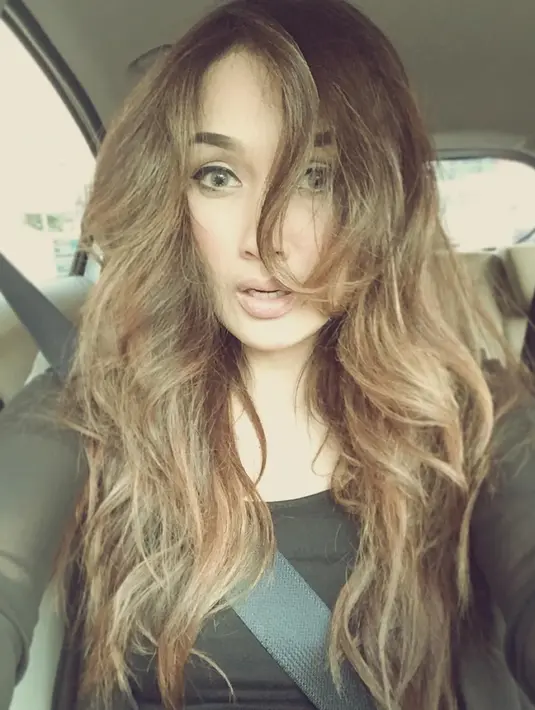 Sebelumnya, istri Demian Aditya memang diketahui memiliki rambut panjang. Namun, dalam beberapa tahun terakhir ia memilih untuk tampil dengan rambut pendek sebahu yang membuat penampilannya makin segar. (Liputan6.com/IG/@sarawijayanto)