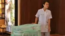 Pada hari keempat, pasangan Rini dan Jevin yang berprofesi sebagai Disc Jockey (DJ) serta bayinya sudah diizinkan meninggalkan rumah sakit. (Adrian Putra/Bintang.com)