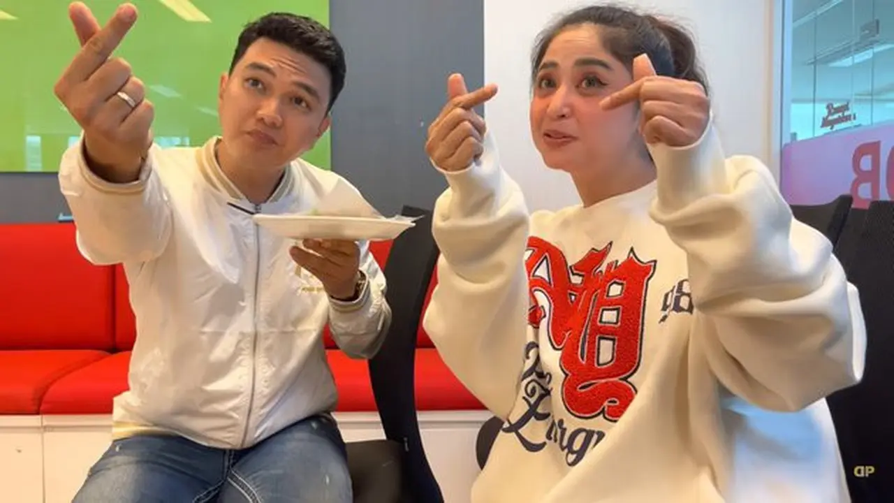 6 Momen Dewi Perssik dan Aldi Taher Kerja Bareng, Akur Makan Sepiring Berdua