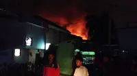 Kebakaran terjadi di Kalijodo, Jakarta Utara, Minggu (28/2/2016) malam. (twitter.com)