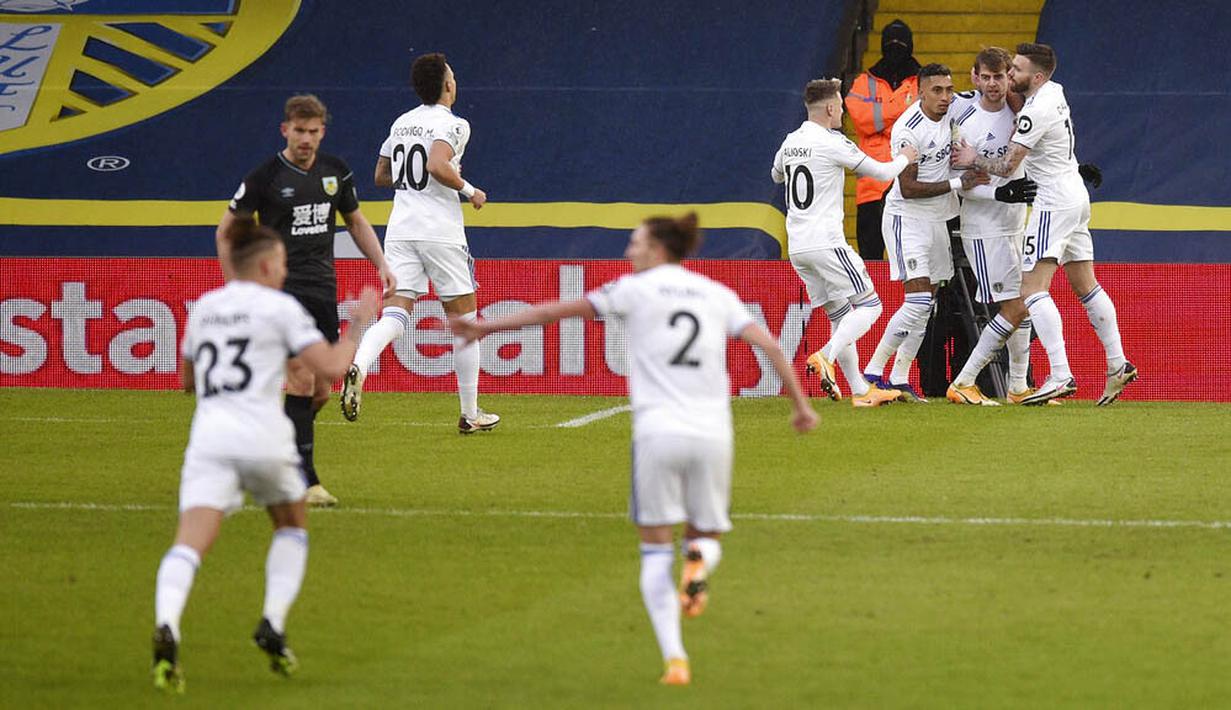 Para pemain Leeds United merayakan gol yang dicetak oleh Patrick Bamford ke gawang Burnley pada laga Liga Inggris di Stadion Elland Road, Minggu (27/12/2020). Leeds United menang dengan skor 1-0. (Oli Scarff/Pool via AP)