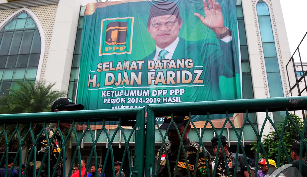  Seorang petugas mengunci gerbang Kantor DPP PPP di Jalan Diponegoro, Menteng, Jakarta Pusat, Selasa (2/12/2014). (Liputan6.com/Johan Tallo)