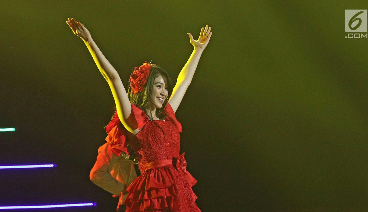 Penampilan member JKT 48 saat menghibur penonton dalam acara 'JKT48 Request Hour Setlist Best 30 2017' di Balai Sarbini, Jakarta, Sabtu (4/11). Para fans memilih 30 lagu dari antara seluruh lagu yang ada dengan cara voting. (Liputan6.com/Herman Zakharia)