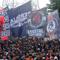 Massa suporter Persija Jakarta, The Jakmania, menggeruduk latihan tim kebanggaannya jelang menghadapi Persib Bandung di BRI Super League 2025/2026 di Persija Training Ground, Depok, pada Jumat (9/1/2026) sore WIB. (Bola.com/M Iqbal Ichsan)
