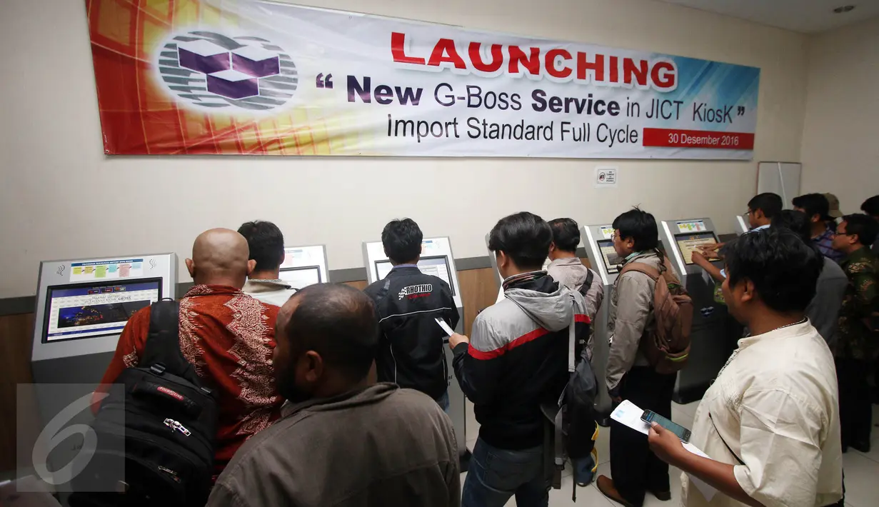 Sejumlah pengguna simulasi penggunaan sistem pembayaran baru "Gboss Kiosk" untuk transaksi impor di Jakarta, Jumat (30/12). (Liputan6.com/Faizal Fanani)