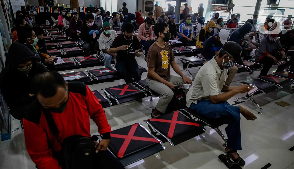 Calon penumpang antre untuk melakukan pembatalan tiket kereta di Stasiun Pasar Senen, Jakarta, Kamis (24/4/2020). Terkait dengan larangan mudik 2020, PT Kereta Api Indonesia akan melayani pembatalan tiket kereta dengan pengembalian dana 100 persen bagi penumpang. (Liputan6.com/Faizal Fanani)