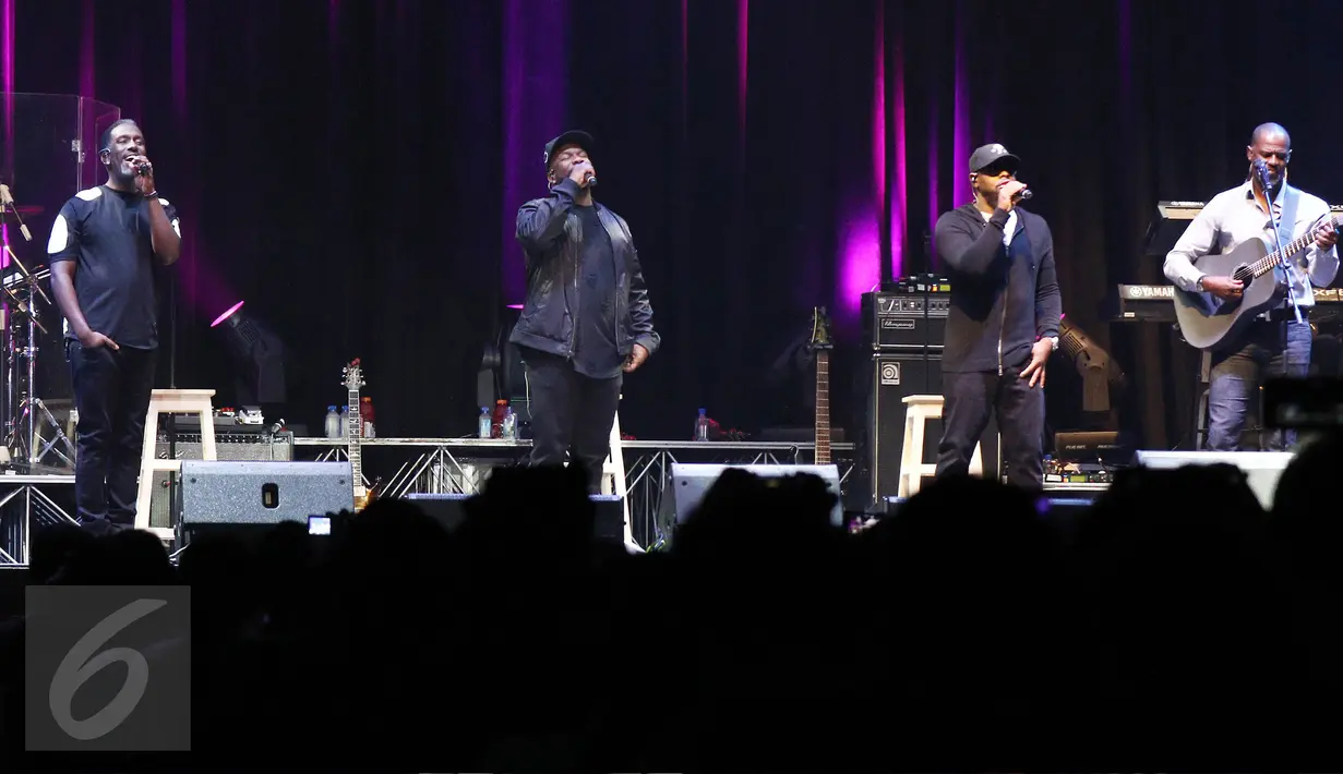 Grup vokal Boyz II Men berduet dengan Brian McKnight dalam konser bertajuk The 90's Soul Ace di kawasan Kasablanka, Jakarta, Kamis (8/12). Mereka bersama-sama menyanyikan lagu It's So Hard To Say Goodbye To Yesterday. (Liputan6.com/Herman Zakharia)