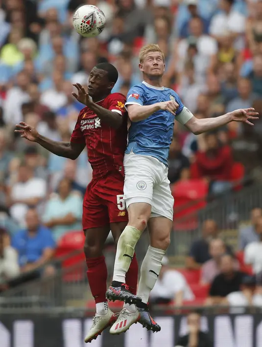 Gelandang Liverpool, Georginio Wijnaldum berebut bola udara dengan gelandang Manchester City, Kevin De Bruyne selama pertandingan Community Shield 2019 di stadion Wembley, London, Inggris (4/8/2019). Manchester City menang adu penalti atas Liverpool 4-5 (1-1). (AP Photo/Frank Augstein)