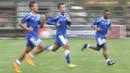 Pemain Persib, Agung Pribadi, melatih kecepatan saat latihan di Lapangan Progresif, Bandung, Senin (3/5/2016). (Bola.com/Vitalis Yogi Trisna)