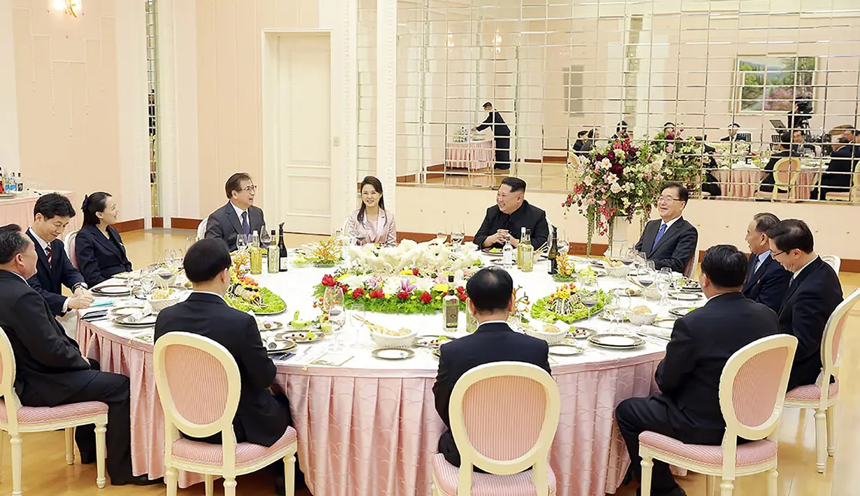 Pemimpin Korut Kim Jong-un menggelar makan bersama dengan delagasi dari Korsel saat menerima kunjungannya di Pyongyang (5/3). Kim dilaporkan menyambut dengan hangat pejabat Korsel yang menyerahkan surat dari Presiden Korsel Moon Jae-in. (AFP/Handout)