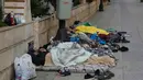 Selain di ruang terbuka, banyak warga yang juga terpaksa menghabiskan malam di dalam mobil yang diparkir di sepanjang jalanan kota. Tampak dalam foto, para pengungsi yang melarikan diri dari serangan udara Israel di Dahiyeh, tidur di tepi Laut Mediterania di Beirut, Lebanon, Sabtu, 7 Maret 2026. (AP Photo/Bilal Hussein)