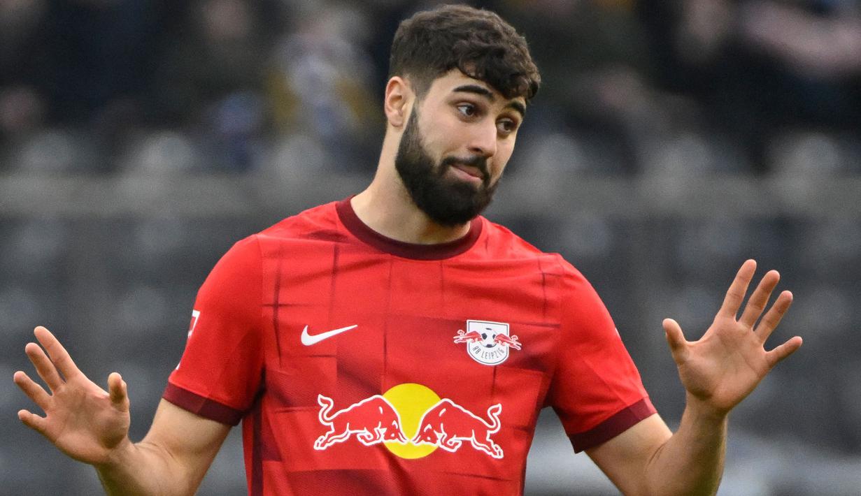 Bek RB Leipzig, Josko Gvardiol saat menghadapi Hertha Berlin pada laga Liga Jerman 2022/2023 di Berlin, Jerman (8/4/2023). Hanya dua musim membela RB Leipzig, Josko Gvardiol hijrah ke Manchester City pada awal musim 2023/2024. Manchester City mengontraknya selama 5 musim dengan biaya 90 juta euro hingga menjadikannya sebagai bek termahal di dunia. (AFP/Tobias Schwarz)