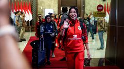 Pemain Timnas Indonesia, Safira Ika Putri menyapa awak media saat kedatangan mereka setelah menjuarai Piala AFF Wanita 2024 di Gedung VVIP Terminal 3 Bandara Soekarno Hatta, Tangerang, Jumat (06/12/2024). (Bola.com/Bagaskara Lazuardi)