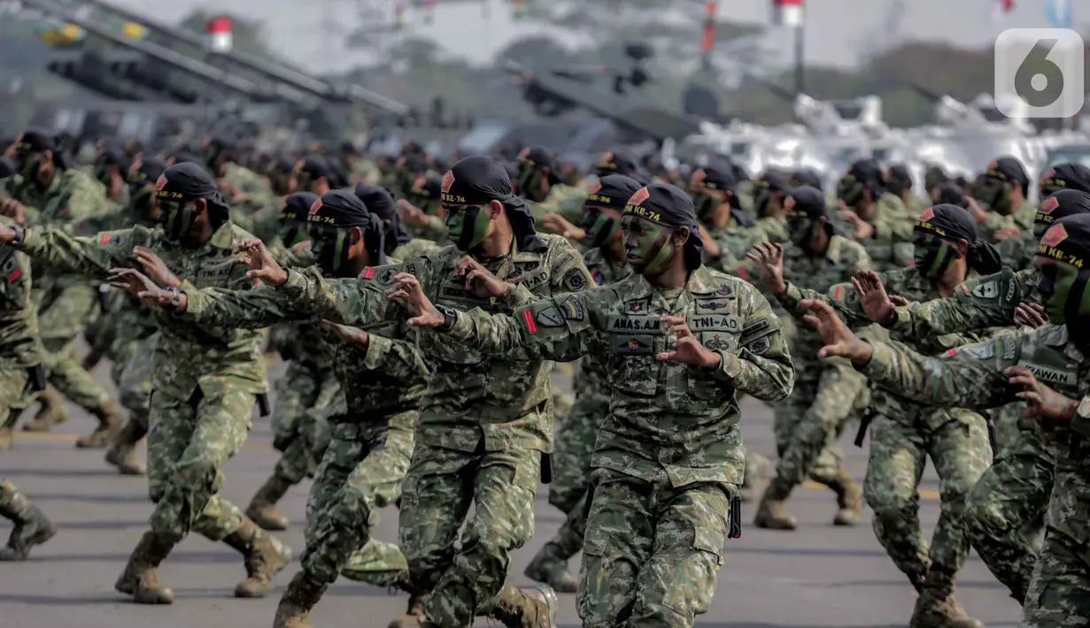 Personel TNI menunjukan aksi bela diri usai mengikuti upacara gladi bersih HUT ke-74 TNI di Lanud Halim Perdanakusuma, Jakarta, Kamis (3/10/2019). Gladi bersih upacara parade dan defile peringatan HUT ke-74 TNI Tahun 2019 ini bertema "TNI Profesional Kebanggaan Rakyat". (Liputan6.com/Faizal Fanani)
