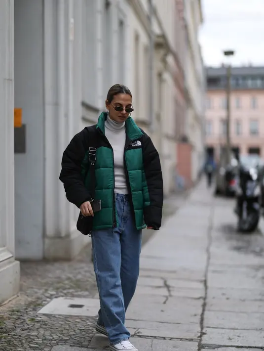 Puffer coat dan baggy jeans adalah kombo untuk menghadirkan nuansa 90an, sempurna untuk menyambut tahun 2022. Kenakan kemeja atau turtleneck di bawah lapisan puffer coat dan kamu siap pergi. Foto: instyle.com.