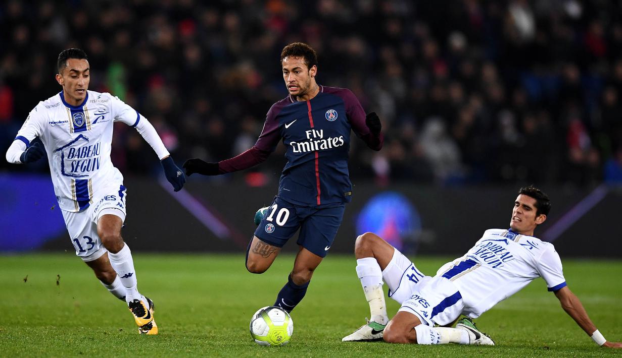 Striker PSG, Neymar, menggocek bola menghindari penjagaan pemain Troyes pada laga Ligue 1 Prancis di Stadion Parc des Princes, Paris, Rabu (29/11/2017). PSG menang 2-0 atas Troyes. (AFP/Franck Fife)