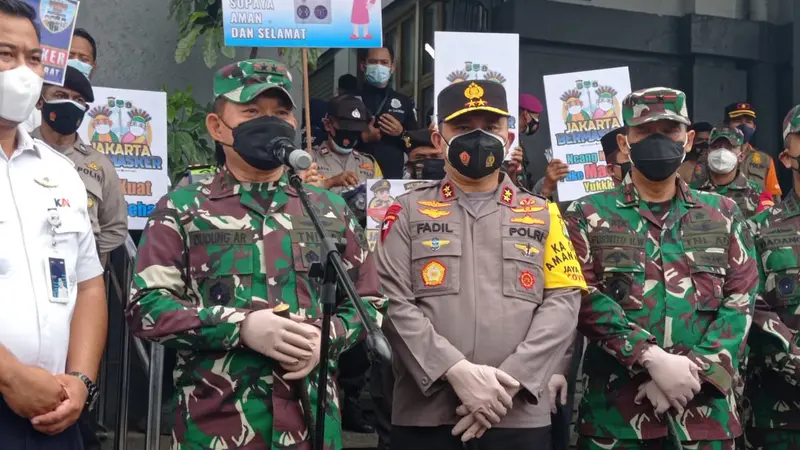 Kapolda dan Pangdam Sambagi Stasiun Kota Bagi-Bagi Masker ke Penumpang