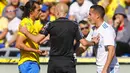 Wasit melerai pemain Las Palmas, Matias Aguirregaray (kiri) dan pemain Real Madrid, Lucas Vazquez pada lanjutan La Liga Santander di Gran Canaria stadium, Canary island, (31/3/2018). Madrid menang 3-0. (AP/Lucas de Leon)