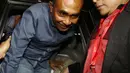 Bupati Buton, Samsu Umar Abdul Samiun saat keluar dari mobil menuju Gedung KPK, Jakarta, Rabu (25/1). KPK menjemput paksa Samsu Umar karena sudah dua kali mangkir memenuhi panggilan pemeriksaan KPK. (Liputan6.com/Helmi Afandi)
