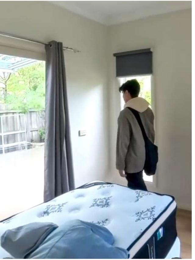 Visual Reference: 6 Potret Kos Kosan Anak Arie Untung Di Aussie Minimalis