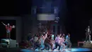 Diproduseri oleh Billy Gamaliel, Eunike Elisaveta dan Chriskevin Adefrid, pementasan ini mempertemukan dunia musik, sastra, dan teater dalam satu pengalaman pertunjukan yang penuh emosi dan energi. Tampak dalam foto, pelakon saat menampilkan drama musikal bertajuk Musikal Perahu Kertas di Ciputra Artpreneur, Jakarta, pada Jumat 30 Januari 2026. (Kapanlagi.com/Budy Santoso)