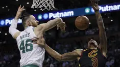 Pemain Boston, Aron Baynes (46) menghalau bola tembakan pemain Cleveland, George Hill (3) pada gim kelima final NBA Wilayah Timur di TD Garden, Boston, (23/5/2018). Boston Celtics menang 96-83. (AP/Charles Krupa)