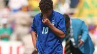 Kekecewaan Roberto Baggio setelah gagal sebagai eksekutor terakhir Italia saat melawan Brasil di final Piala Dunia 1994. (AFP)