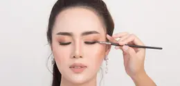 Riasan wajah untuk membuat mata lelah tampak lebih segar dan cerah. (Foto: jcomp/Freepik)
