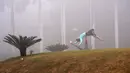 Warga berolahraga saat turun kabut asap pagi di sebuah taman di New Delhi, India, Selasa (20/12/2022). India Utara mengalami kabut pertama musim ini dan diperkirakan akan berlangsung selama lima hari ke depan yang mengganggu transportasi kereta api, jalan raya, dan udara. (AP Photo/Manish Swarup)