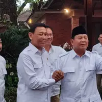 Mantan Ketum Partai Hanura Wiranto menemui Ketum Partai Gerindra Prabowo Subianto di rumahnya di Hambalang, Bogor, Jawa Barat, Senin (1/5/2023). Wiranto mengantar para loyalisnya gabung Gerindra. (Liputan6.com/Achmad Sudarno)