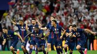 Para pemain Paris Saint-Germain berselebrasi setelah menjuarai Liga Champions 2025/2026 dengan mengalahkan Arsenal di Puskas Arena, Budapest, Minggu (31/5/2026) dini hari WIB. (AFP/Ina Fassbender)