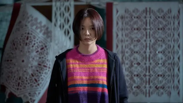 Cuplikan Dr. Cheon and the Lost Talisman menceritakan Esom yang membantu Gang Dong-won dengan kemampuan spiritualnya
