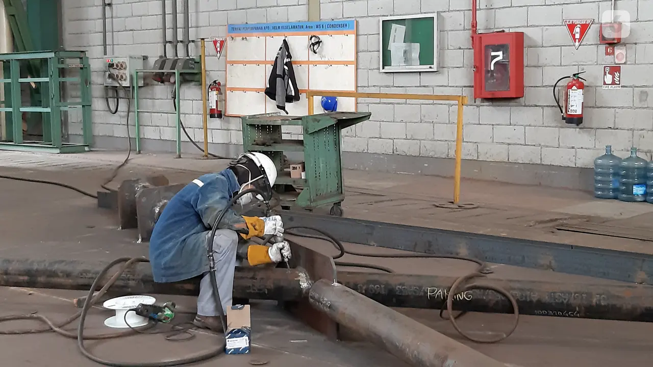Pekerja di pabrik PT Barata Indonesia (Persero) di Cilegon.