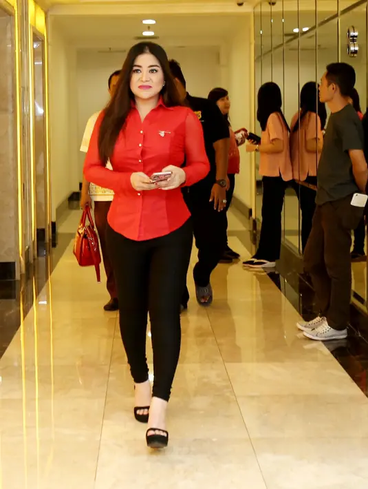 Seperti diketahui, Sandy Tumiwa divonis dua tahun penjara akibat kasus penipuan berkedok investasi bodong. Sekitar satu tahun menjalani masa hukumannya, Sandy bisa menghirup udara bebas dari balik jeruji besi. (Galih W. Satria/Bintang.com)