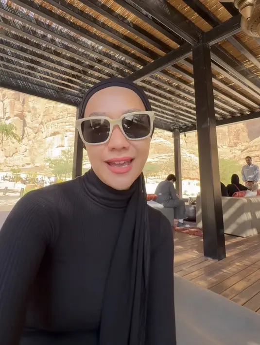 BCL juga tampil mengenakan hijab turban warna hitam dipadukan kaca mata hitam warna beige. Dengan riasan natural mengaplikasikan lipstik pink. [@itsmebcl]