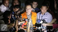 Ketua DPD Irman Gusman resmi memakai baju tahanan usai diperiksa KPK, Jakarta, Sabtu (17/9).  Ketua DPD terbukti menerima suap sebesar Rp100 juta terkait kebijakan kuota gula impor. (Liputan6.com/Helmi Afandi)
