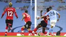 Pemain Manchester City Riyad Mahrez (kanan) mencetak gol ke gawang Southampton pada pertandingan Liga Inggris di Etihad Stadium, Manchester, Inggris, Rabu (10/3/2021). Manchester City menang 5-2. (Gareth Copley/Pool via AP)