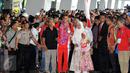 Ganda campuran Indonesia, Tontowi Ahmad bersama sang ayah memamerkan medali emas sesaa ttiba di Bandara Soekarno Hatta, Banten, Selasa (23/8/2016). Tontowi Ahmad/Lilyana Natsir berhasil meraih emas olimpiade Rio 2016. (Liputan6.com/HelmiFithriansyah)