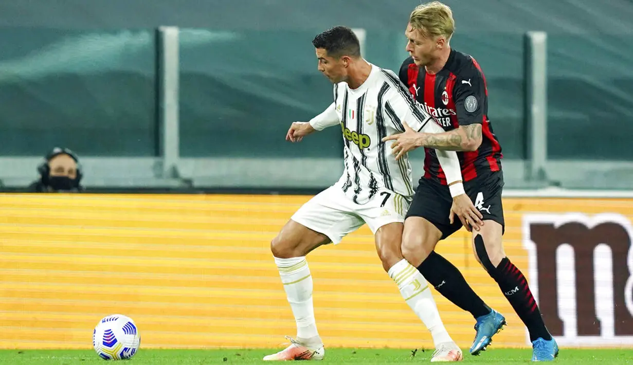 Pemain AC Milan Simon Kjaer (kanan) berusaha merebut bola dari pemain Juventus Cristiano Ronaldo pada pertandingan Liga  Italia di Allianz Stadium, Turin, Italia, Minggu (9/5/2021). Juventus kalah 0-3 dan tergusur dari empat besar klasemen. (Spada/LaPresse via AP)